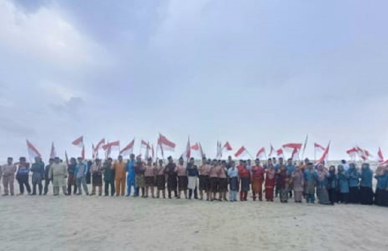 Pengibaran Bendera Merah Putih di Pantai Ketapang Desa Sungai Cingam Rupat