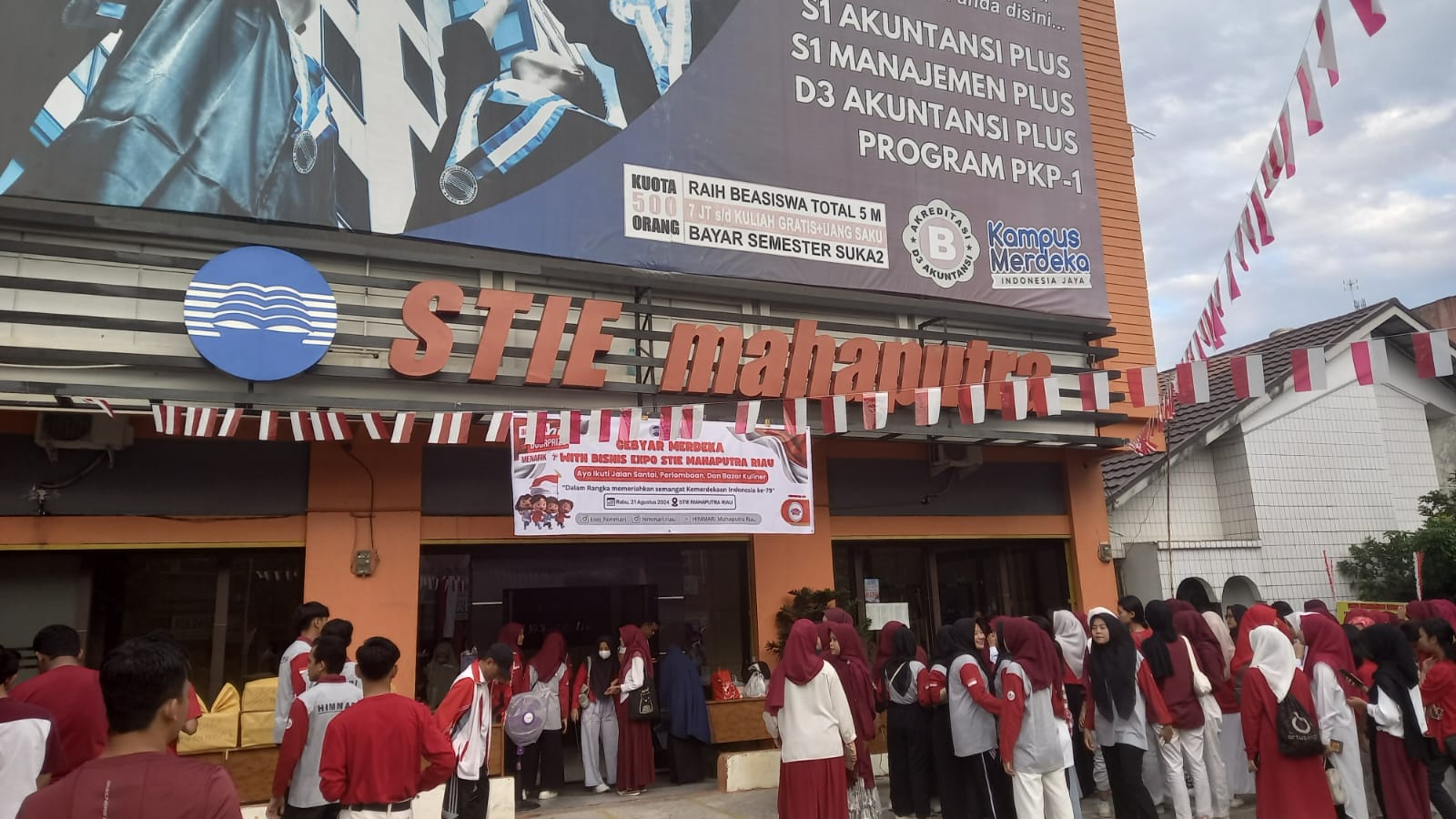 Semarak Peringatan HUT Kemerdekaan RI Ke 79 di Kampus  STIE Mahaputra Riau