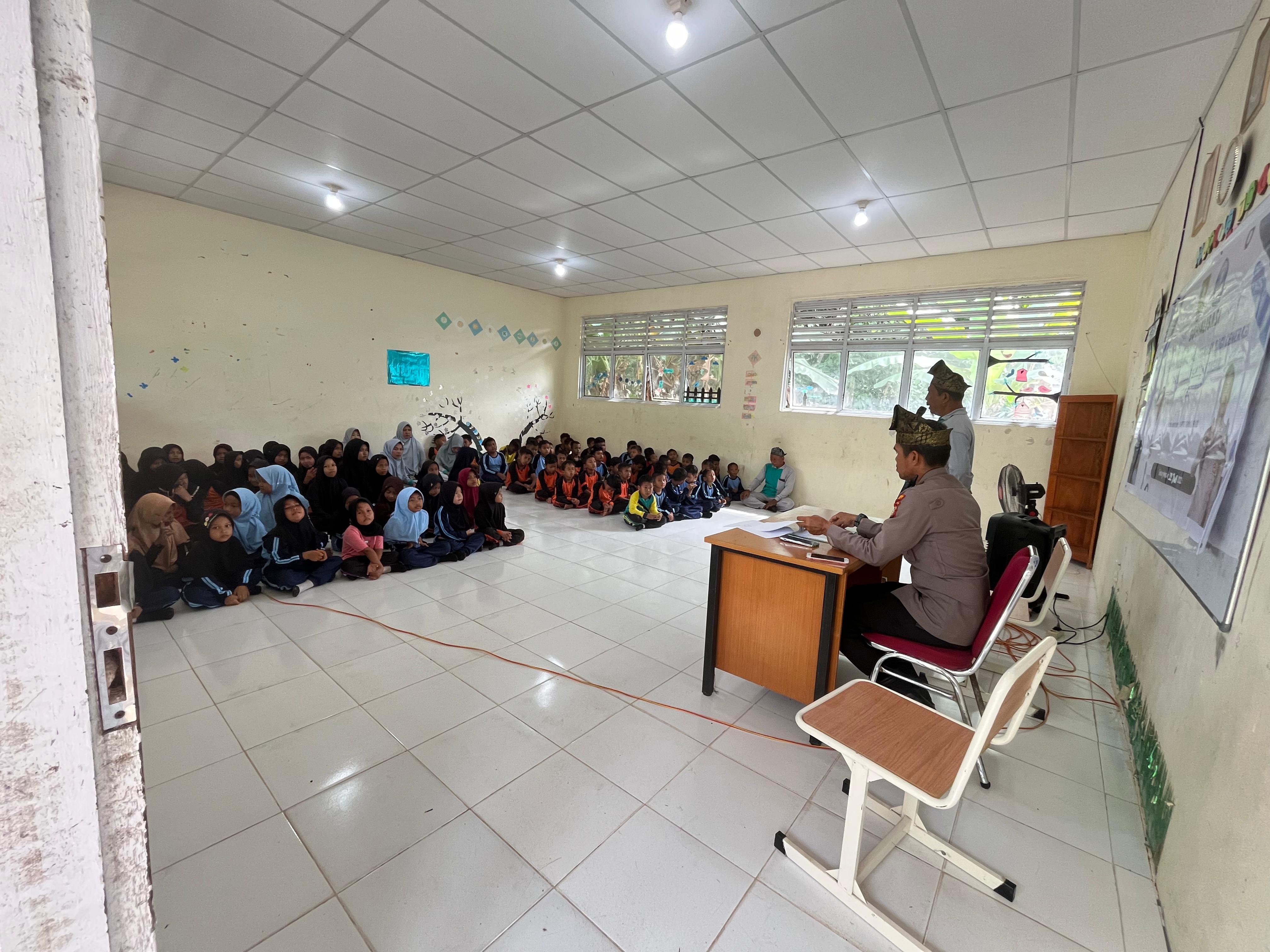 Polsek Rupak menjadi Nara Sumber tentang Bullying dan Bahaya Narkoba di SDN 32 Rupat