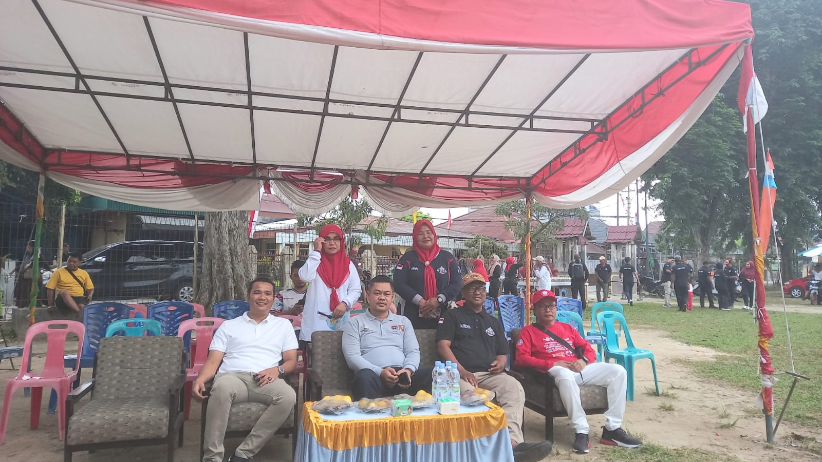 Jalan Santai di RW 1 Kelurahan Kedung Sari  Kecamatan Sukajadi  menyemarakan HUT Kemerdekaan RI 79