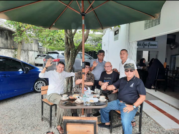 Suasana Ngopi di Kedai Kopi Abah Pekanbaru bersama Wanhat IKA FIA Unilak Pekanbaru