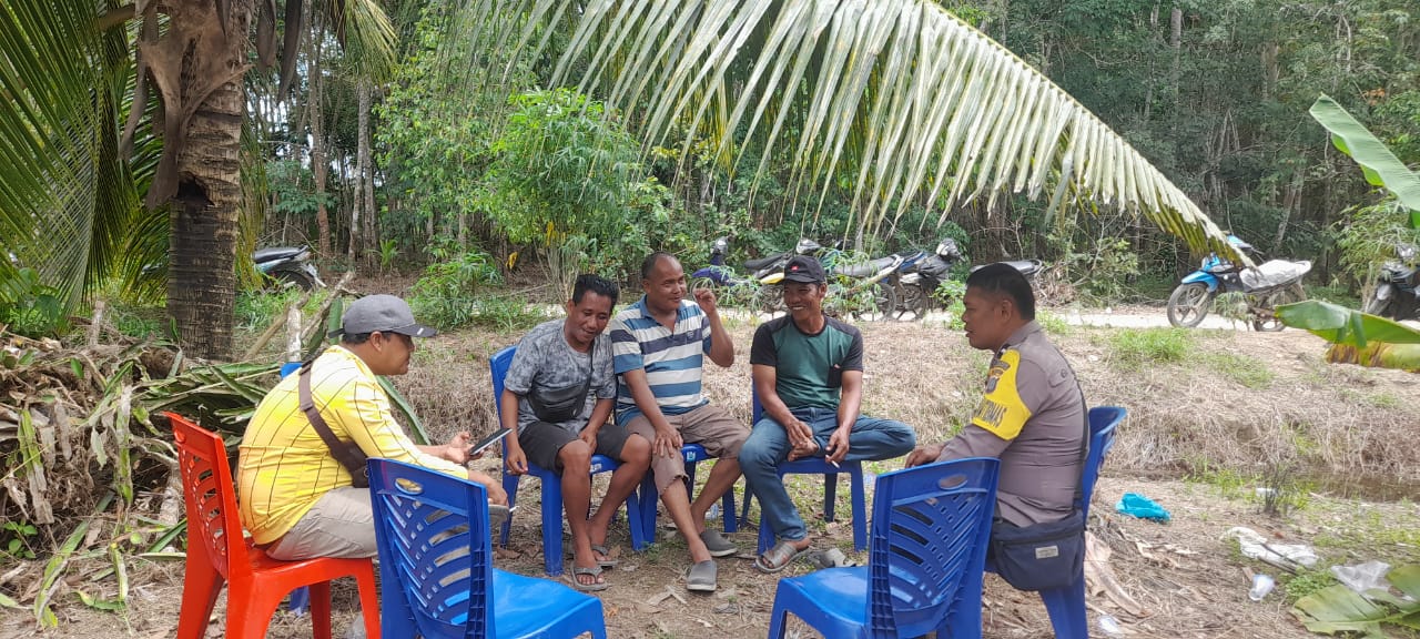 Bhabinkamtibmas Sosialisasi Kepada Suku Pedalaman Rupat Tentang Pilkada Serentak tahun 2024