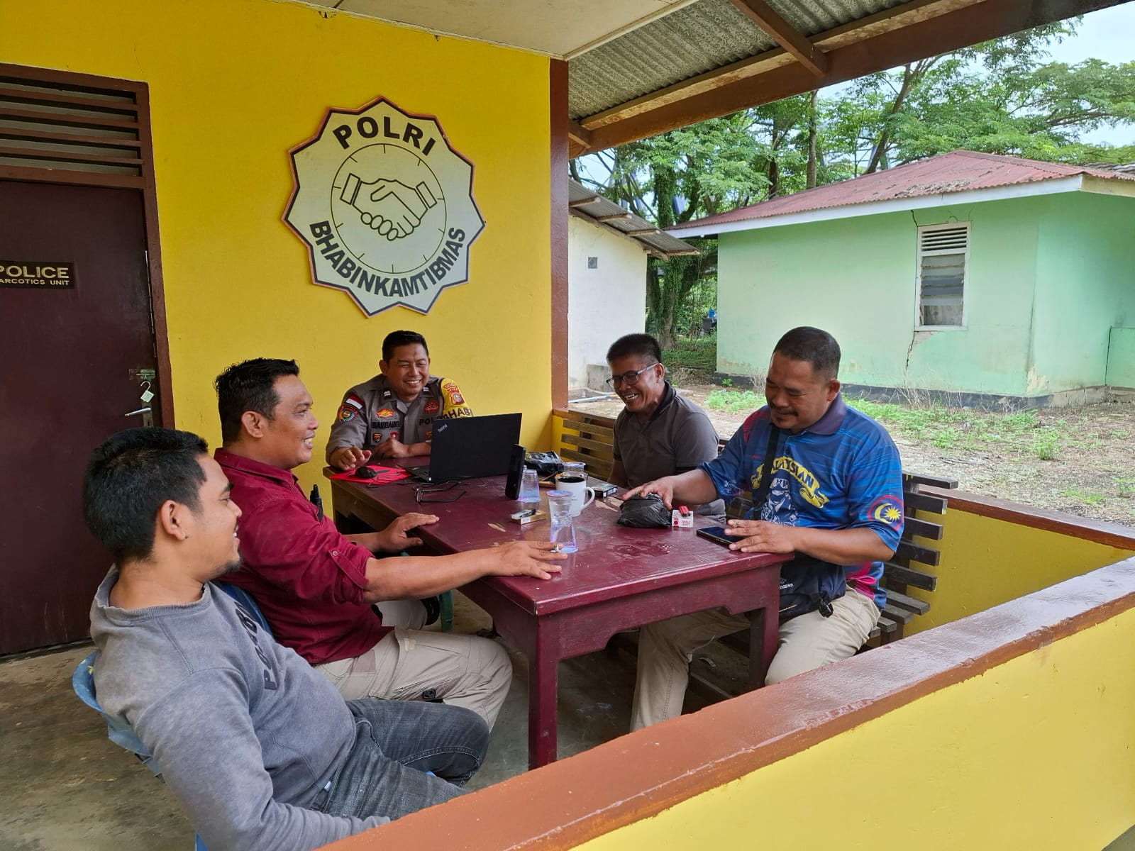 Bhabinkamtibmas bersama para tokoh Sosialisasi dan Penggalangan (Cooling system) Tentang Pilkada Serentak tahun 2024