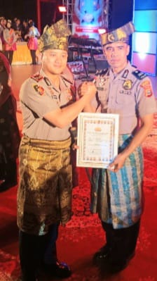 Ps.Kanit Binmas Polsek Rupat Aiptu Ahmad Fauzi  menerima penghargaan dari Polres Bengkalis