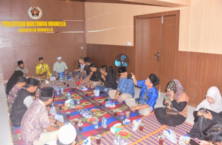 Berkolaborasi dengan Pemkab Bengkalis, PWI Bagi-bagi Takjil dan Bukber