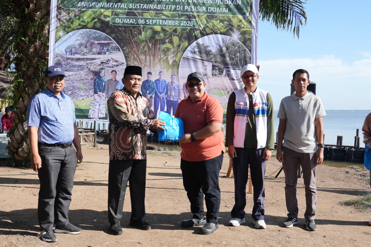 Universitas Pertamina & KPI RU II Dumai Galang Aksi Penanaman Mangrove di Pesisir Mundam