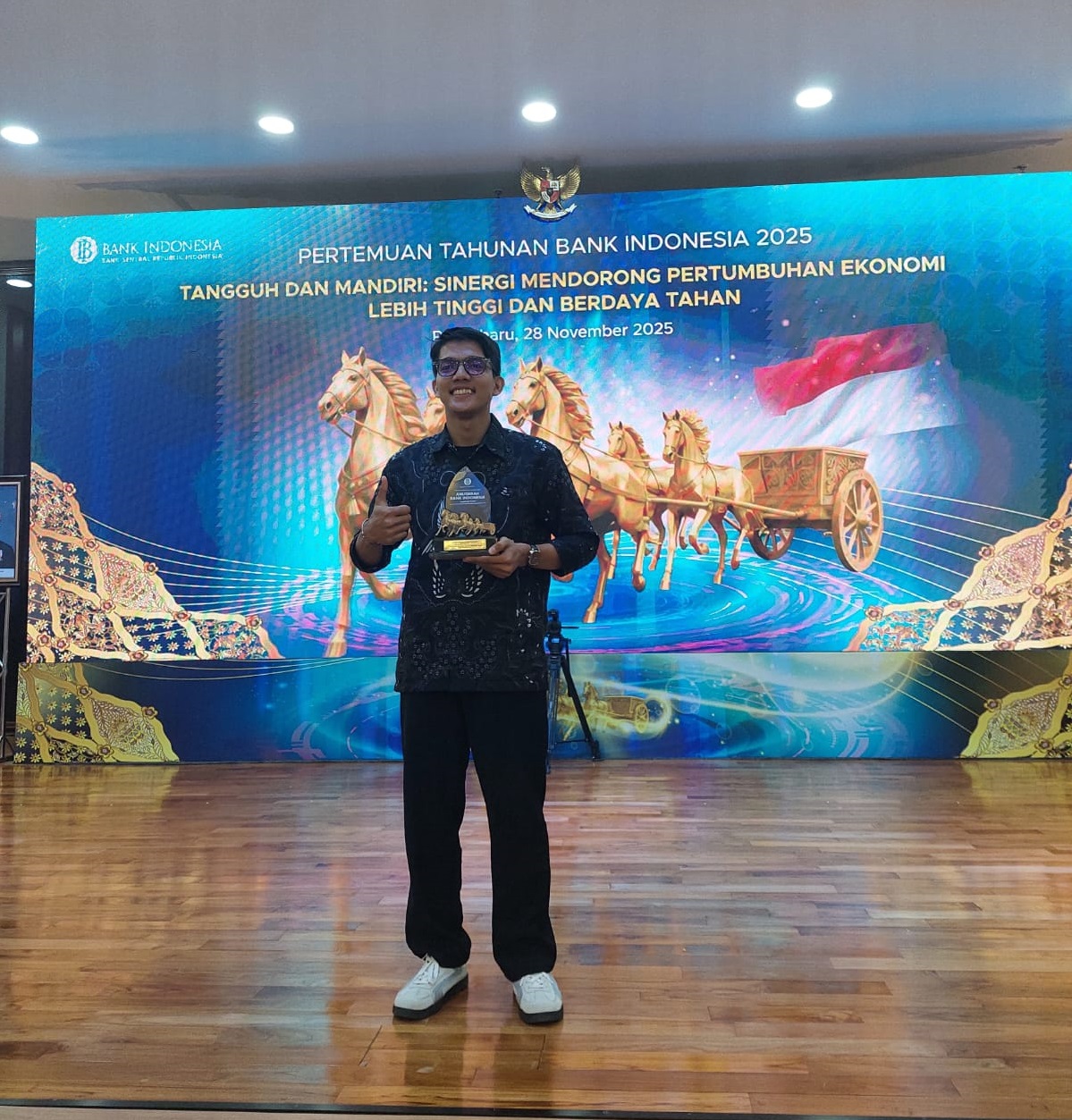 Mahasiswa ITB Riau Pesisir, Faredo Shaputra Raih Penghargaan Duta Penggerak Literasi Kebanksentralan Riau 2025