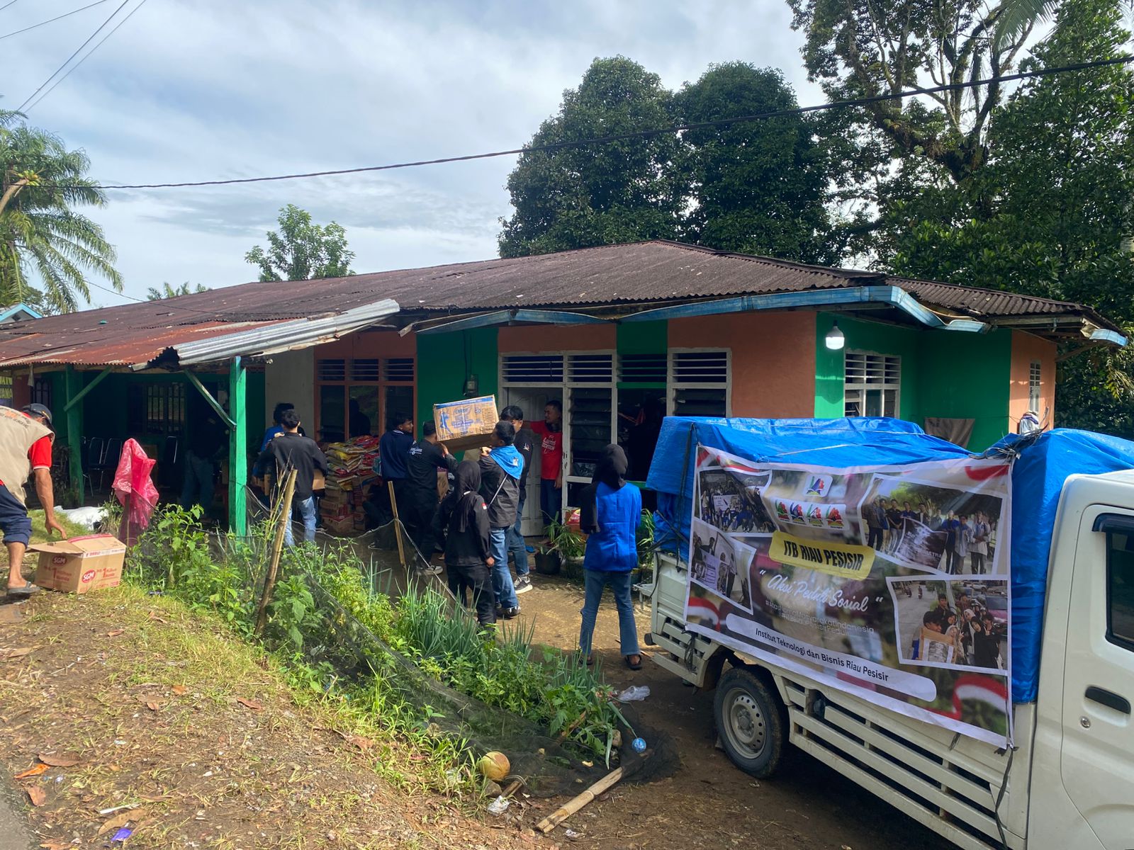 ITB Riau Pesisir Salurkan Bantuan untuk Kampus dan Mahasiswa Terdampak Bencana di Sumatera