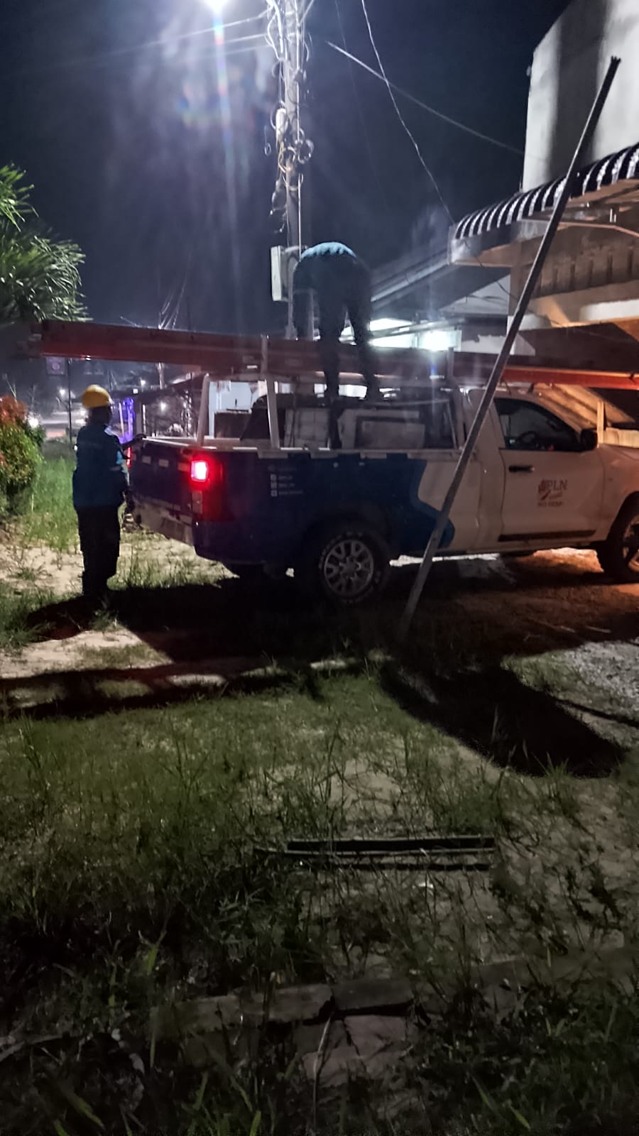 GERAK CEPAT PETUGAS PLN, LAMPU WARGA BUKIT NENAS KEMBALI MENYALA