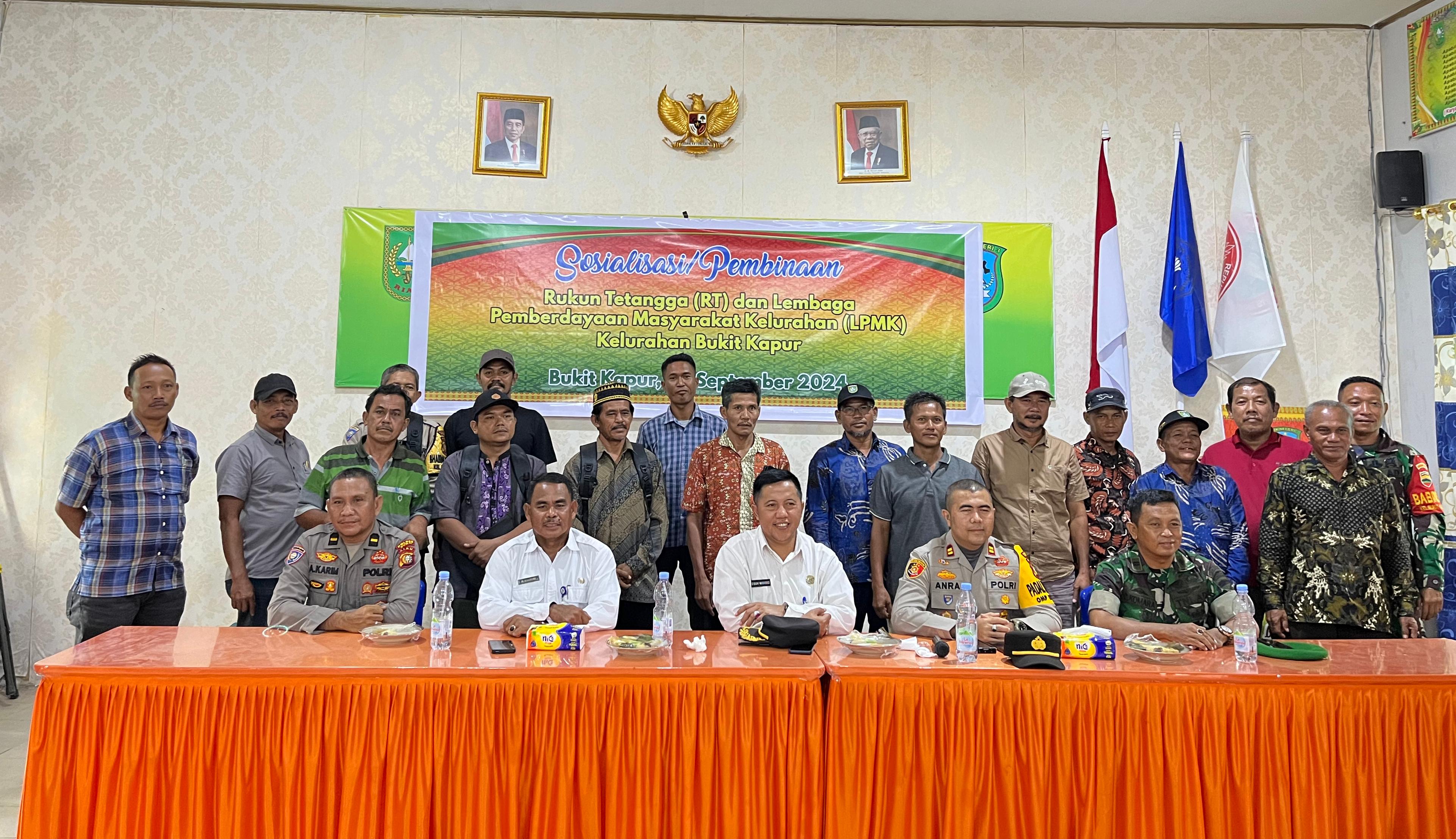 Camat Teguh Widodo, S.Kep, MKM Pimpin langsung Rapat Sosialisasi dan Pembinaan RT serta LPMK Sekelurahan Bukit Kapur