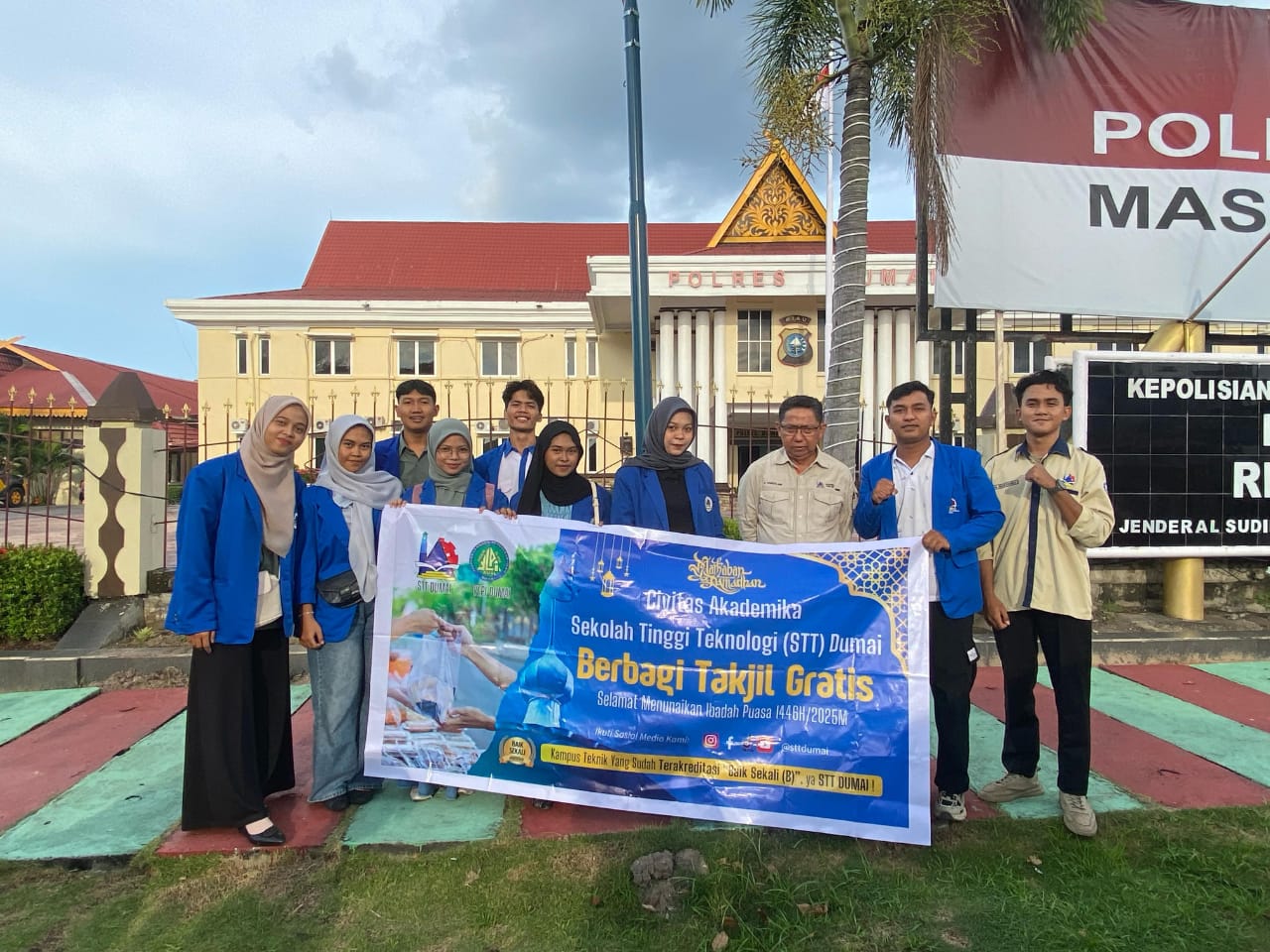 STT Dumai Tebar Berkah Ramadan: Takjil Gratis untuk Masyarakat di Simpang Empat Polres Dumai
